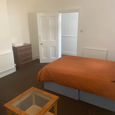 Apartment Homely 3 Bedroom Ground Floor Flat