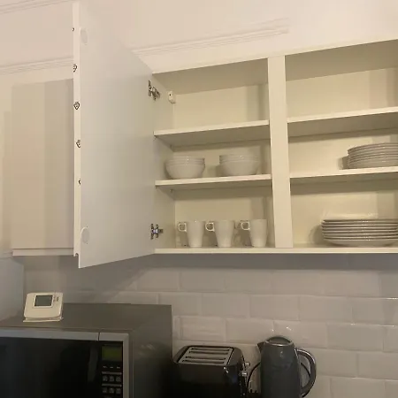 Homely 3 Bedroom Ground Floor Flat *