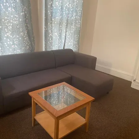 Homely 3 Bedroom Ground Floor Flat Apartment *