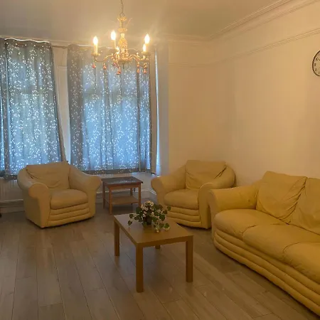 Homely 3 Bedroom Ground Floor Flat * 伦敦
