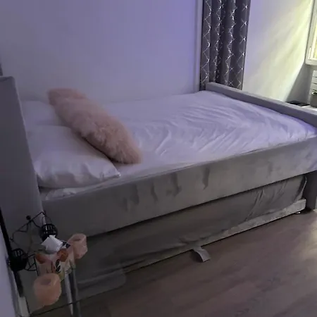 Homestay Oasis: Urban Retreat With Breakfast And Yoga *