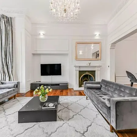 Leyla's Stunning London