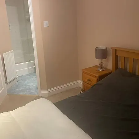 Apartment Sw19 2 Bed 2 Bath Private Flat *