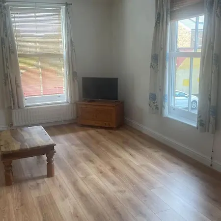 Sw19 2 Bed 2 Bath Private Flat