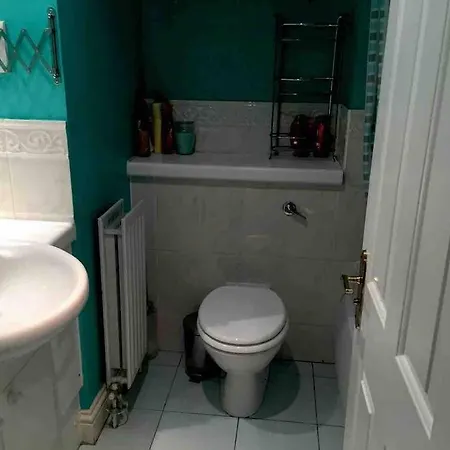 Apartment Sw19 2 Bed 2 Bath Private Flat London