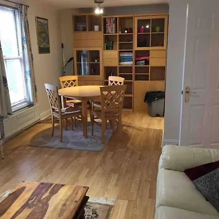Sw19 2 Bed 2 Bath Private Flat * London
