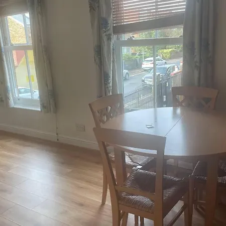 Sw19 2 Bed 2 Bath Private Flat * London
