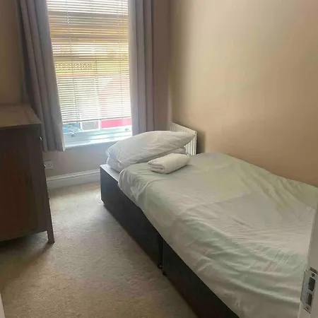 Sw19 2 Bed 2 Bath Private Flat Apartment London