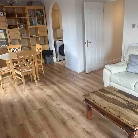 Sw19 2 Bed 2 Bath Private Flat *