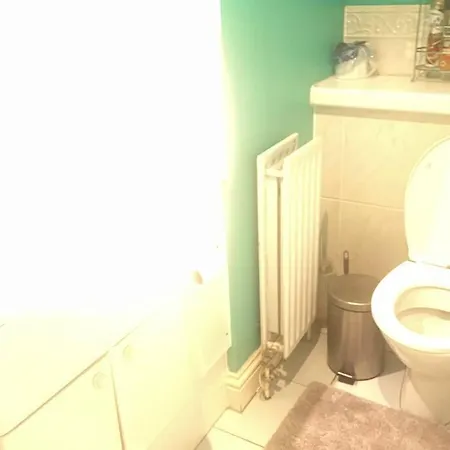 Sw19 2 Bed 2 Bath Private Flat * London