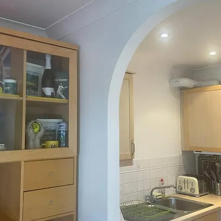 Sw19 2 Bed 2 Bath Private Flat * London