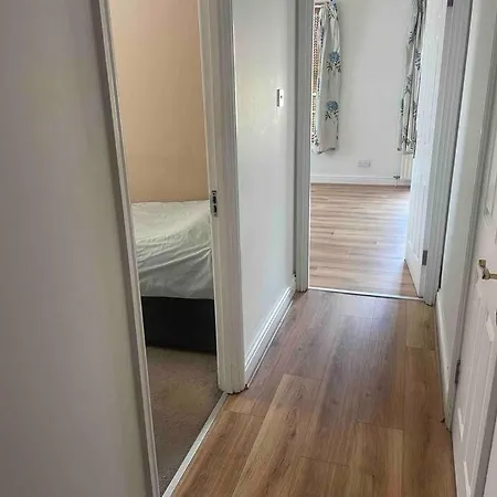 Sw19 2 Bed 2 Bath Private Flat * London