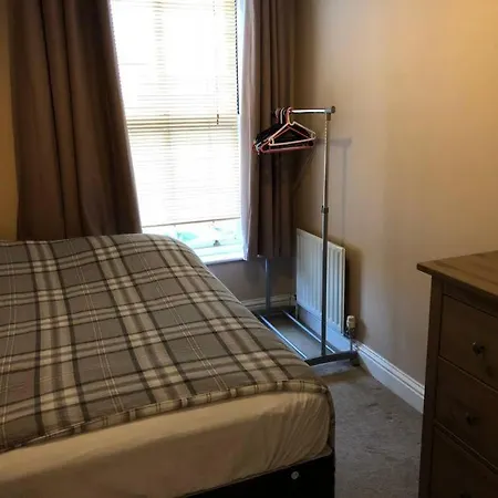 Sw19 2 Bed 2 Bath Private Flat London