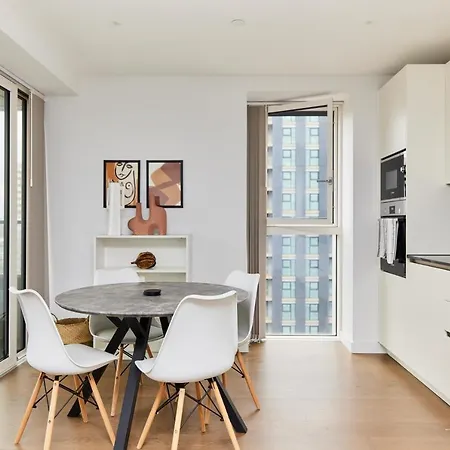 The Elephant And Castle Escape - Cozy 2bdr Flat With Balcony London