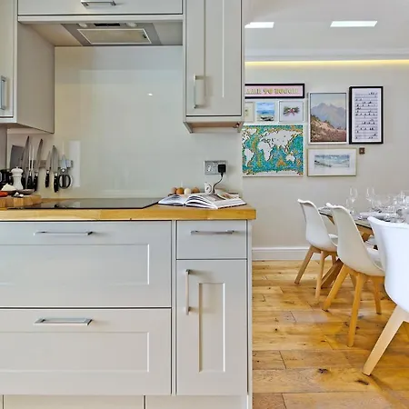 Family In Battersea By Underthedoormat Holiday home London