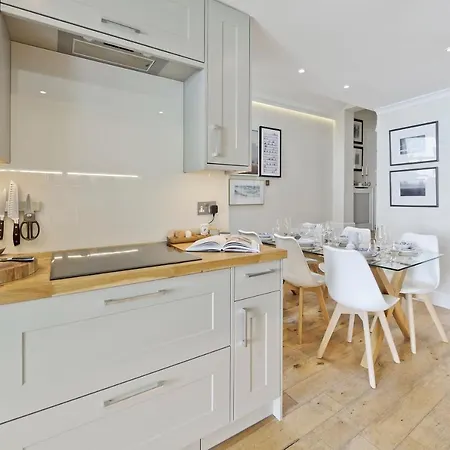 Family In Battersea By Underthedoormat Holiday home