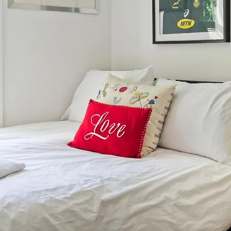Family In Battersea By Underthedoormat Holiday home