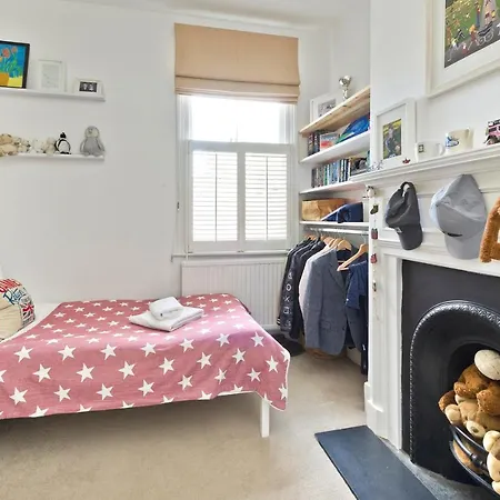 Family In Battersea By Underthedoormat Holiday home *