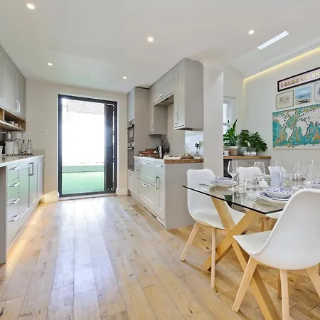 Family In Battersea By Underthedoormat Holiday home