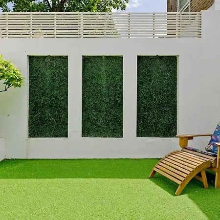 Family In Battersea By Underthedoormat Holiday home *