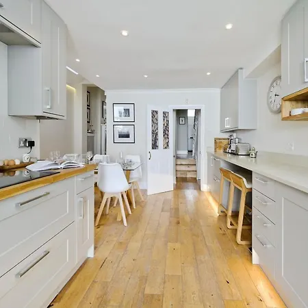 Family In Battersea By Underthedoormat Holiday home *