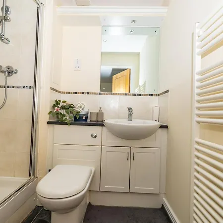 Apartment Two Bed Near Canary Wharf *