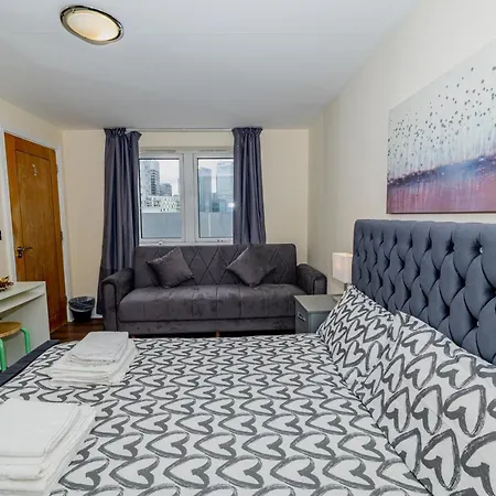 Two Bed Near Canary Wharf *