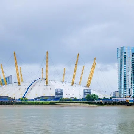 Apartment Two Bed Near Canary Wharf London