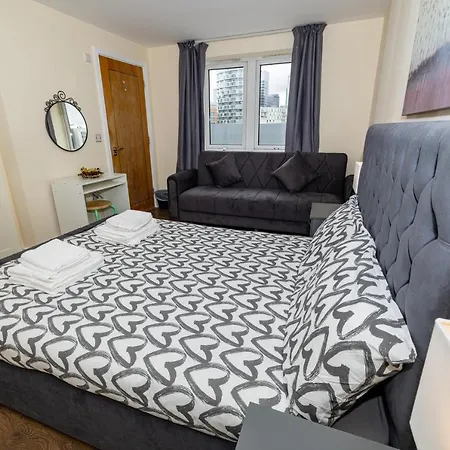 Two Bed Near Canary Wharf Apartment *
