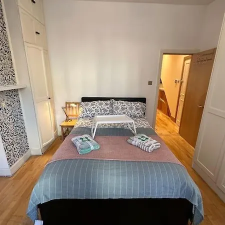 Cozy 2 Bed Flat ! Amazing Bath!