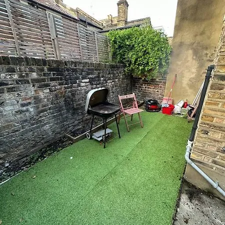Cozy 2 Bed Flat ! Amazing Bath! Apartment London