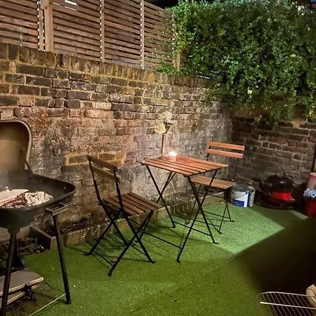 Cozy 2 Bed Flat ! Amazing Bath! * London