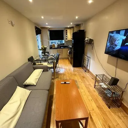Cozy 2 Bed Flat ! Amazing Bath! Apartment *