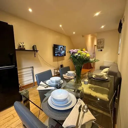Cozy 2 Bed Flat ! Amazing Bath! Apartment