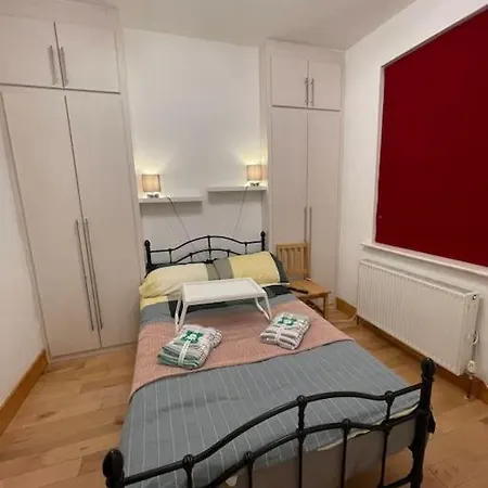 Cozy 2 Bed Flat ! Amazing Bath!