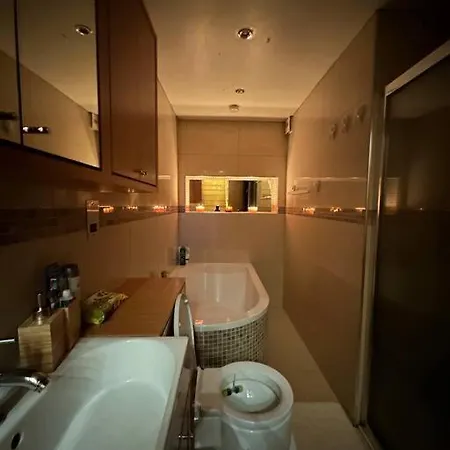 Cozy 2 Bed Flat ! Amazing Bath! * London