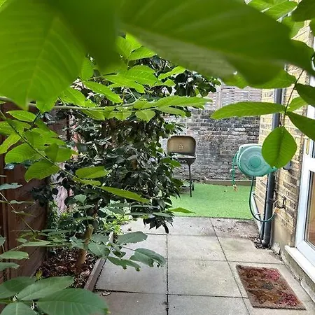 Cozy 2 Bed Flat ! Amazing Bath!