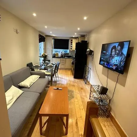 Cozy 2 Bed Flat ! Amazing Bath! Apartment London