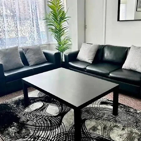 Entire 2-bedroom Stylish Flat, Wembley Park Apartment London