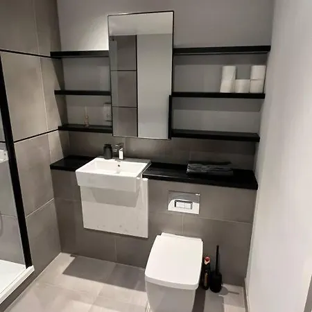 Stunning One Bedroom Apartment *