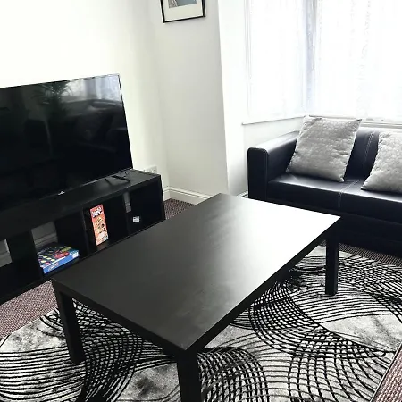 Entire 2-bedroom Stylish Flat, Wembley Park London
