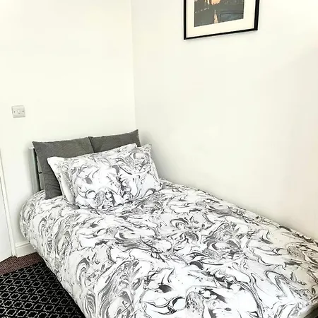 Entire 2-bedroom Stylish Flat, Wembley Park