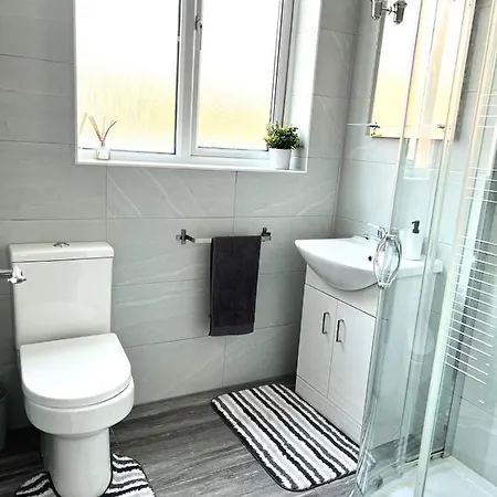Entire 2-bedroom Stylish Flat, Wembley Park *