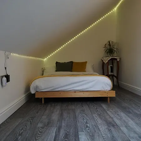 Snug & Cosy In Thamesmead Overlooking A Park Holiday home