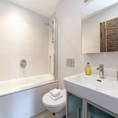 Spacious Modern One Bedroom Flat In Chelsea *
