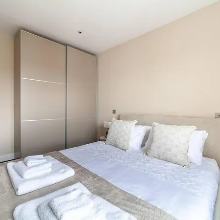 Spacious Modern One Bedroom Flat In Chelsea Apartment London
