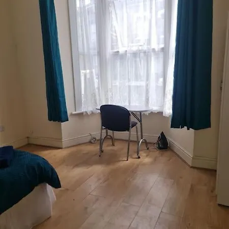 Spacious One Bedroom * London