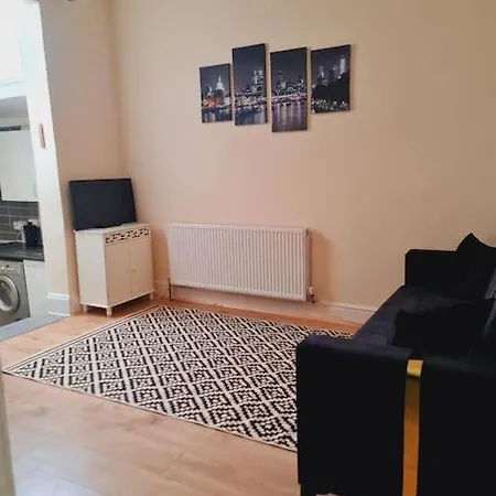 Apartment Spacious One Bedroom London