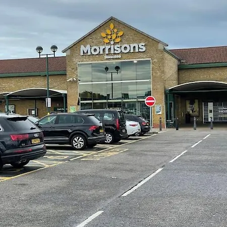 Stylish 3 Bedroom And Free Parking *