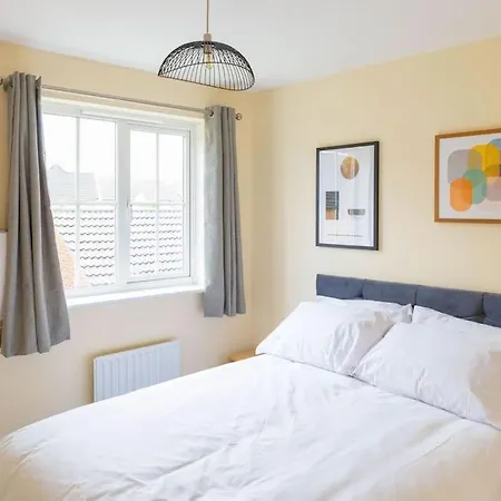 Stylish 3 Bedroom And Free Parking Holiday home